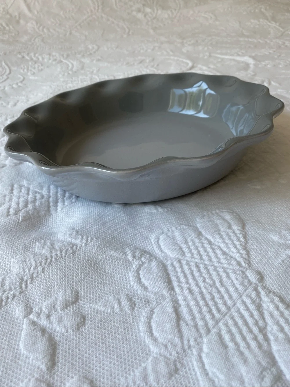 Le Creuset Oyster Gray Scalloped Stoneware Pie Dish USED ONCE